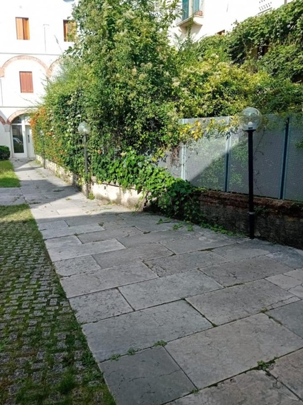 negozio in vendita a Vicenza in zona Borgo Berga