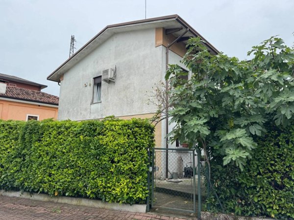 casa indipendente in vendita a Vicenza in zona Ferrovieri