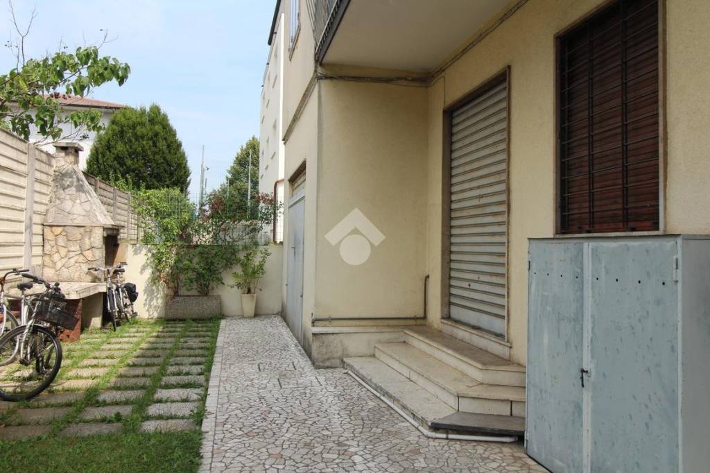 negozio in vendita a Vicenza in zona Saviabona