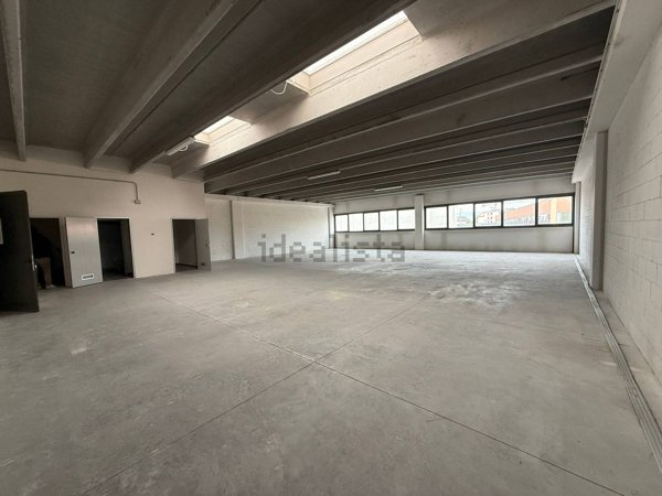 capannone in vendita a Vicenza in zona Ferrovieri