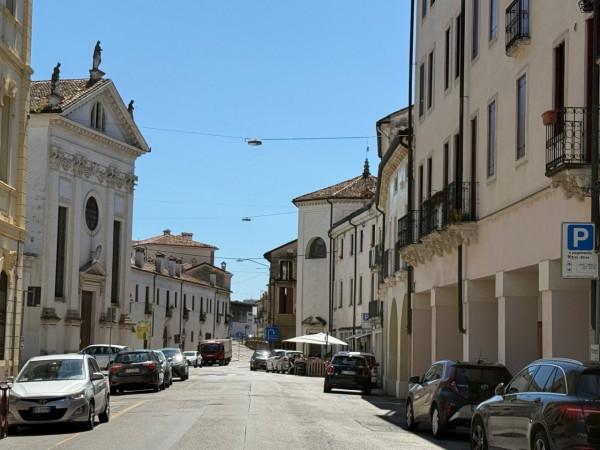 negozio in vendita a Vicenza in zona Borgo Berga