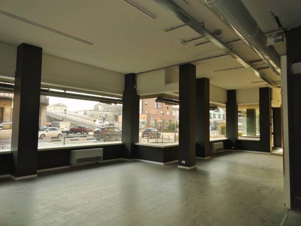 negozio in vendita a Vicenza in zona Cattane