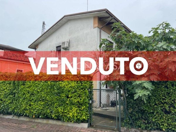 casa indipendente in vendita a Vicenza in zona Ferrovieri