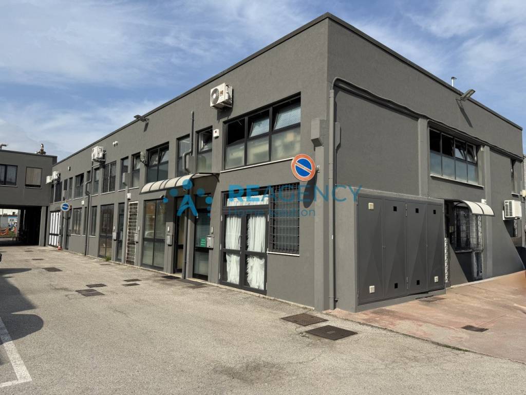 negozio in vendita a Vicenza in zona Gogna