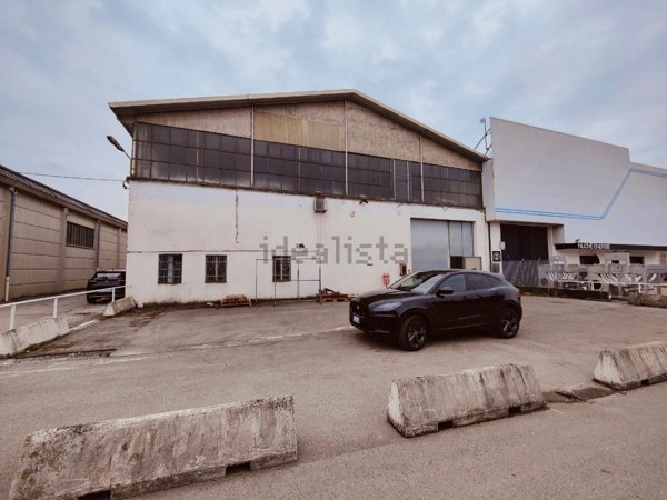 capannone in vendita a Vicenza in zona Ferrovieri