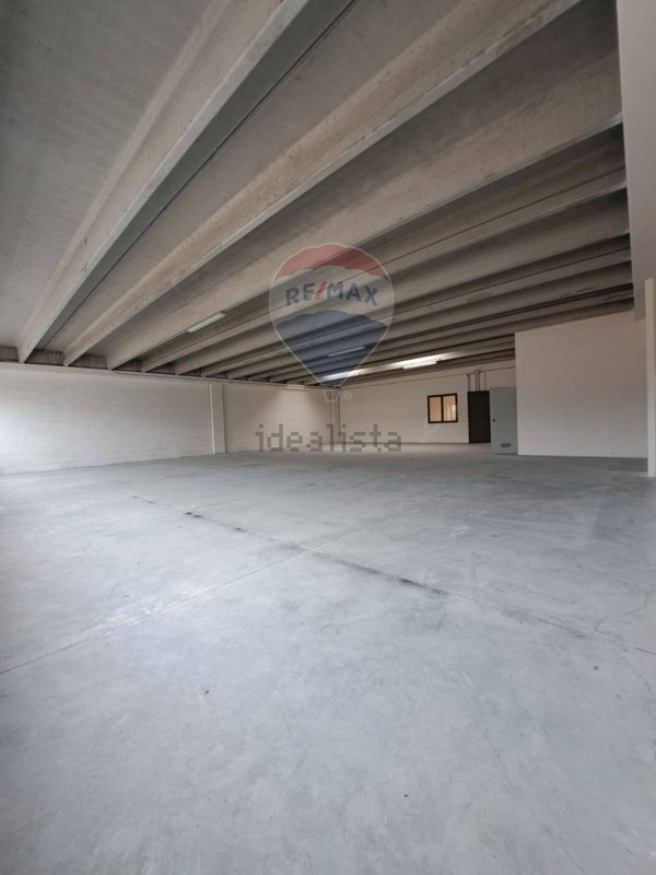 capannone in vendita a Vicenza in zona Ferrovieri