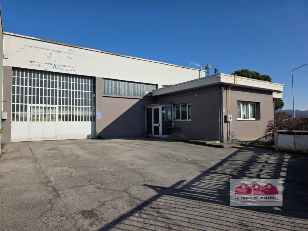 locale commerciale in vendita a Vicenza in zona Monte Berico