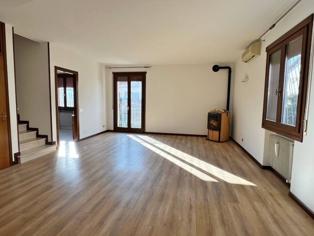 casa indipendente in vendita a Vicenza in zona Ferrovieri