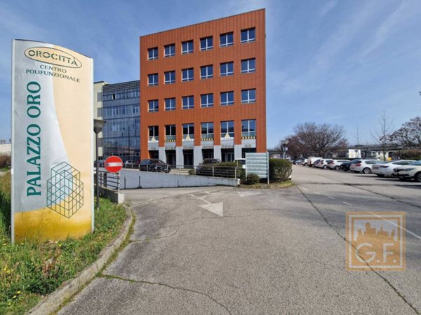 negozio in vendita a Vicenza in zona San Lazzaro/Pomari