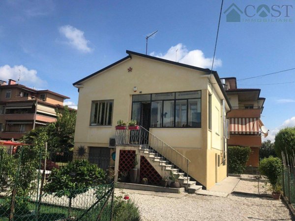 casa indipendente in vendita a Vicenza in zona Saviabona