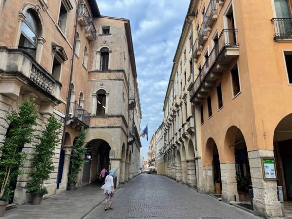negozio in vendita a Vicenza in zona Centro Storico