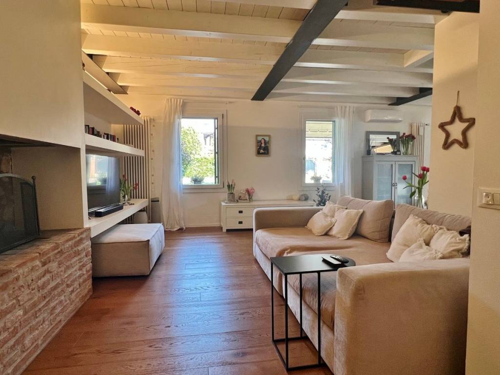 casa indipendente in vendita a Vicenza in zona Gogna