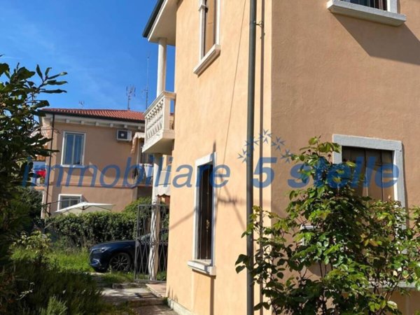 casa indipendente in vendita a Vicenza in zona Cattane