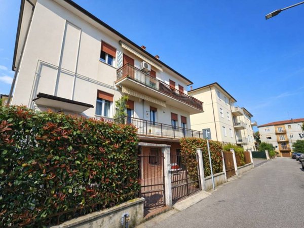 casa indipendente in vendita a Vicenza in zona Saviabona