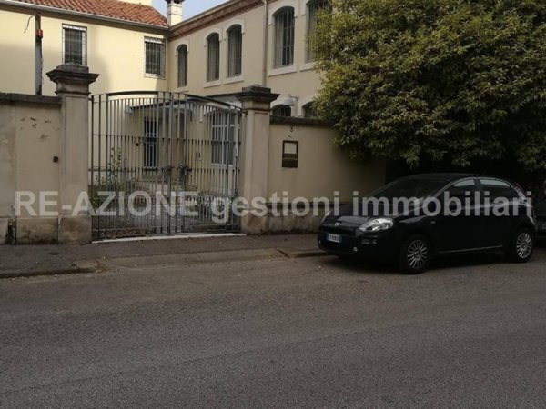 negozio in vendita a Vicenza in zona Cattane