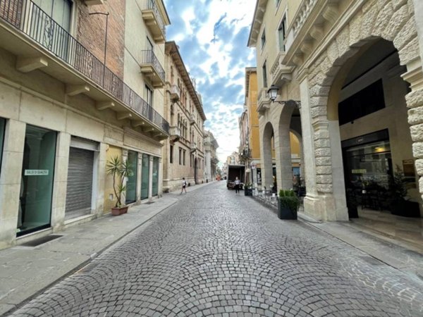 negozio in vendita a Vicenza in zona Centro Storico