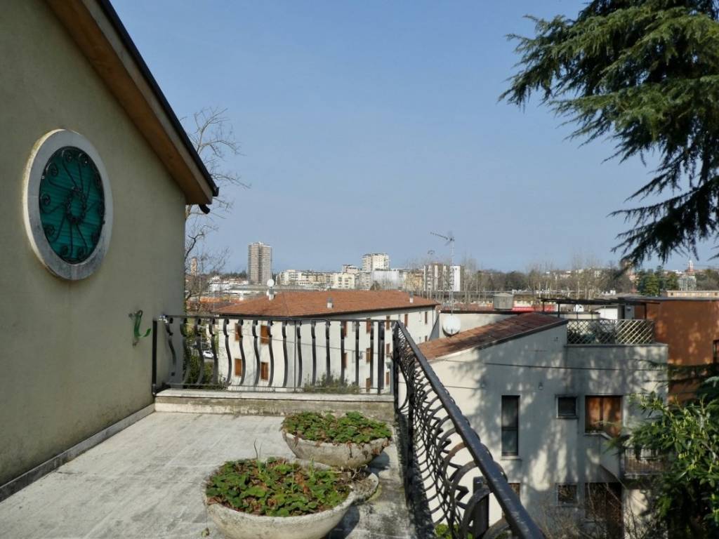 casa indipendente in vendita a Vicenza in zona Gogna