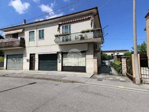 negozio in vendita a Vicenza in zona Saviabona