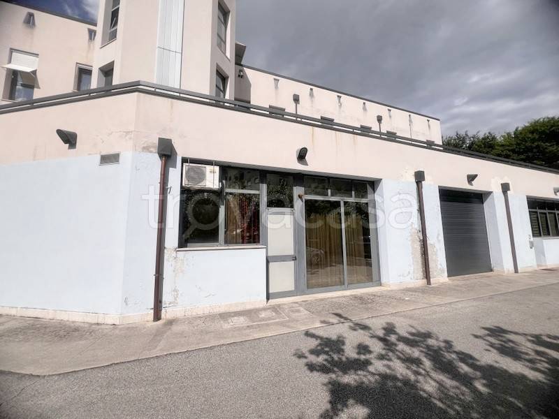 locale commerciale in vendita a Vicenza in zona Cattane