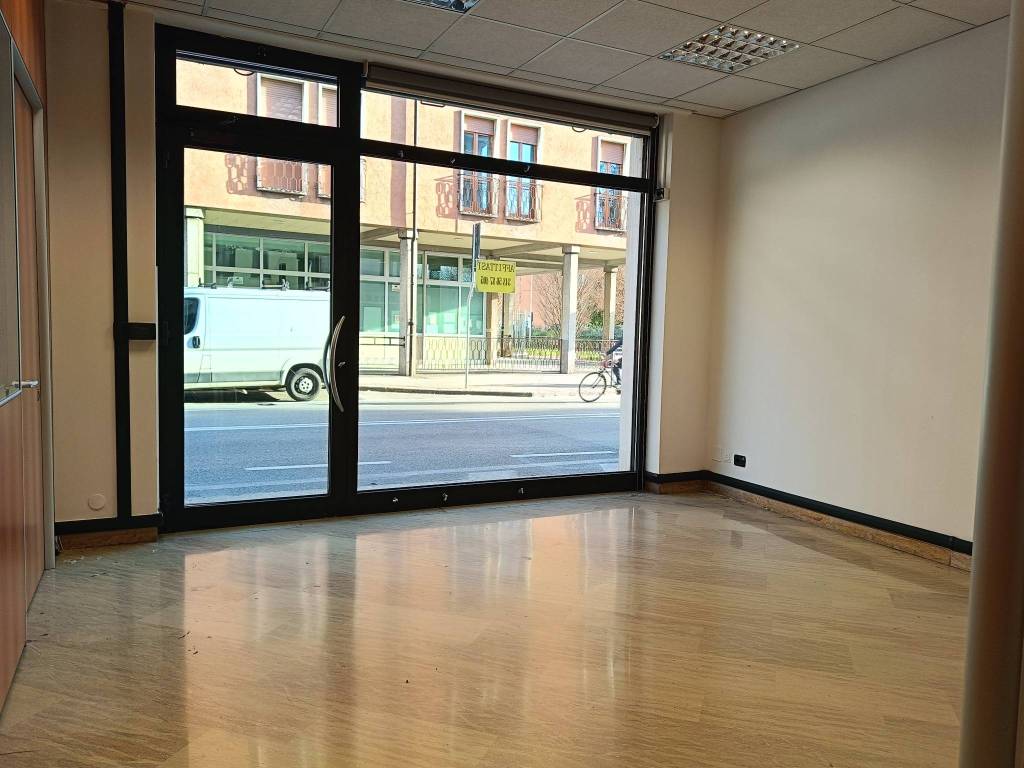 ufficio in vendita a Vicenza in zona Riello