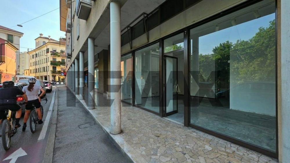 negozio in vendita a Vicenza in zona Centro Storico