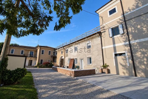 casale in vendita a Vicenza in zona Riviera Berica