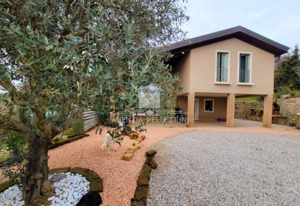 casa indipendente in vendita a Villaga in zona Pozzolo