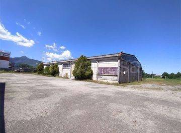 locale commerciale in vendita a Zanè