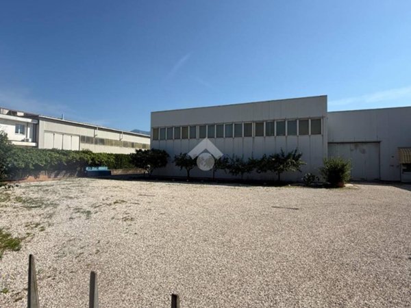 locale commerciale in vendita a Zanè