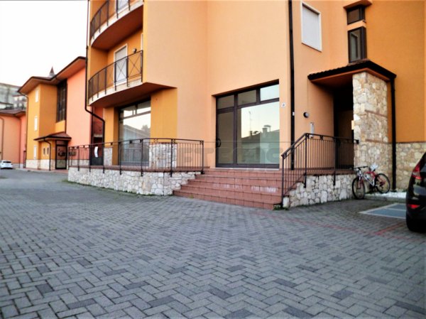 locale commerciale in vendita a Zermeghedo