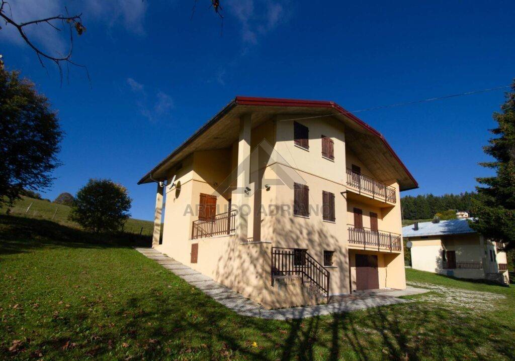 casa indipendente in vendita a Valbrenta