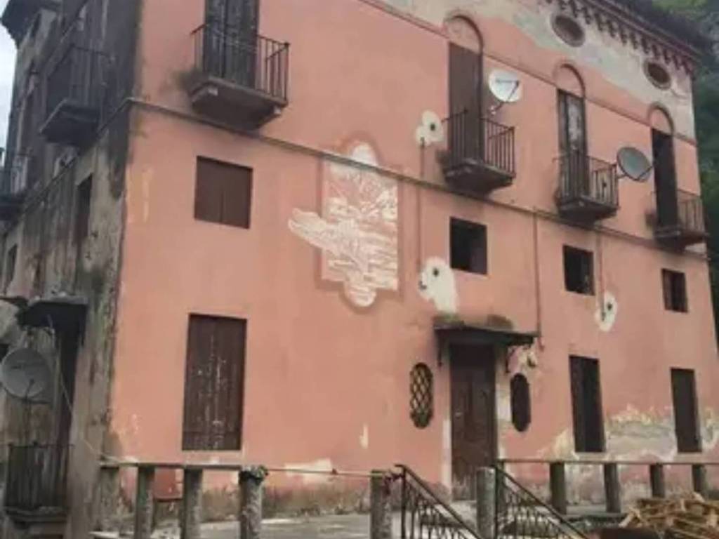 intera palazzina in vendita a Valbrenta