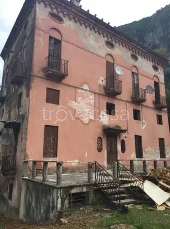 casa indipendente in vendita a Valbrenta