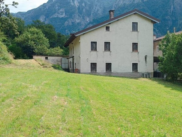 casa indipendente in vendita a Valbrenta