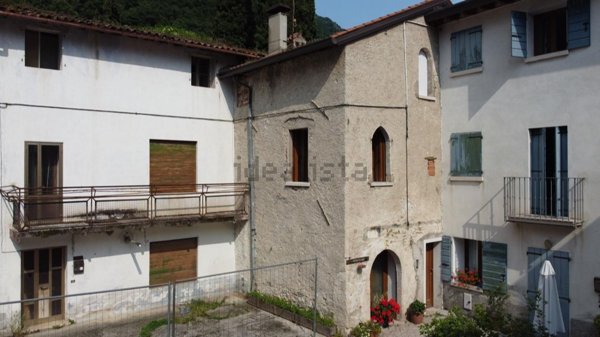 esavano in vendita a Valbrenta in zona Oliero