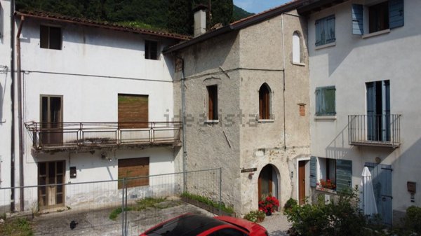 esavano in vendita a Valbrenta in zona Oliero