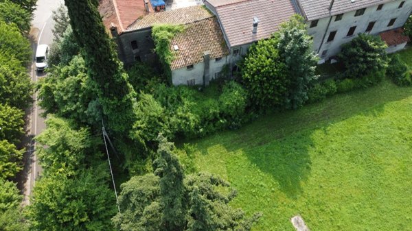 esavano in vendita a Valbrenta in zona Oliero