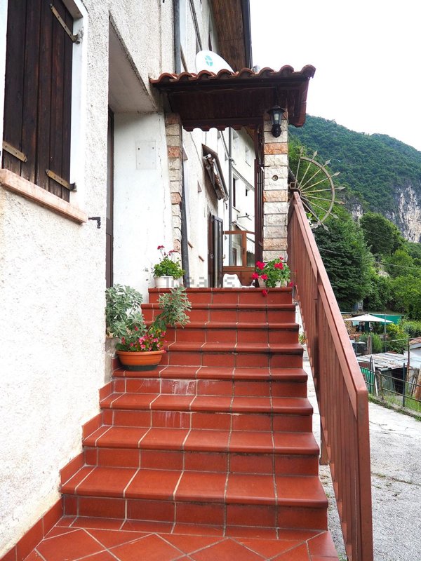casa indipendente in vendita a Valbrenta in zona Costa