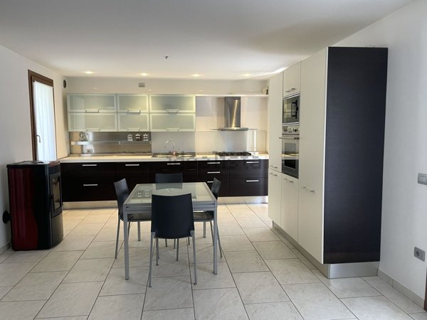 casa indipendente in vendita a Valbrenta