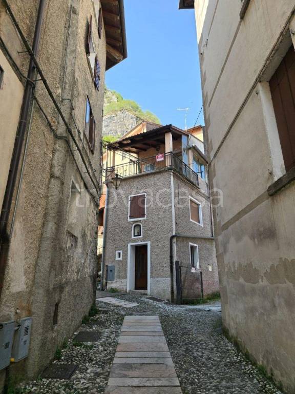 casa indipendente in vendita a Valbrenta