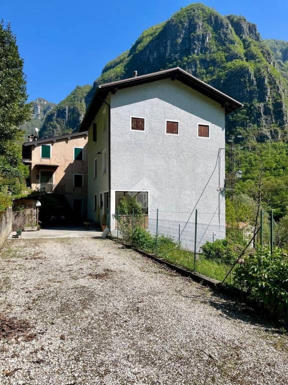 casa indipendente in vendita a Valbrenta in zona Costa