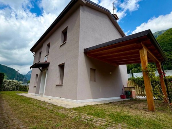 casa indipendente in vendita a Valbrenta