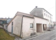 locale di sgombero in vendita a Lusiana Conco in zona Lusiana