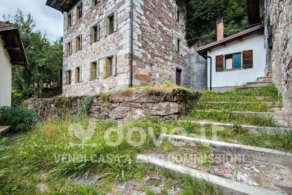 casa indipendente in vendita ad Agordo in zona Piasent