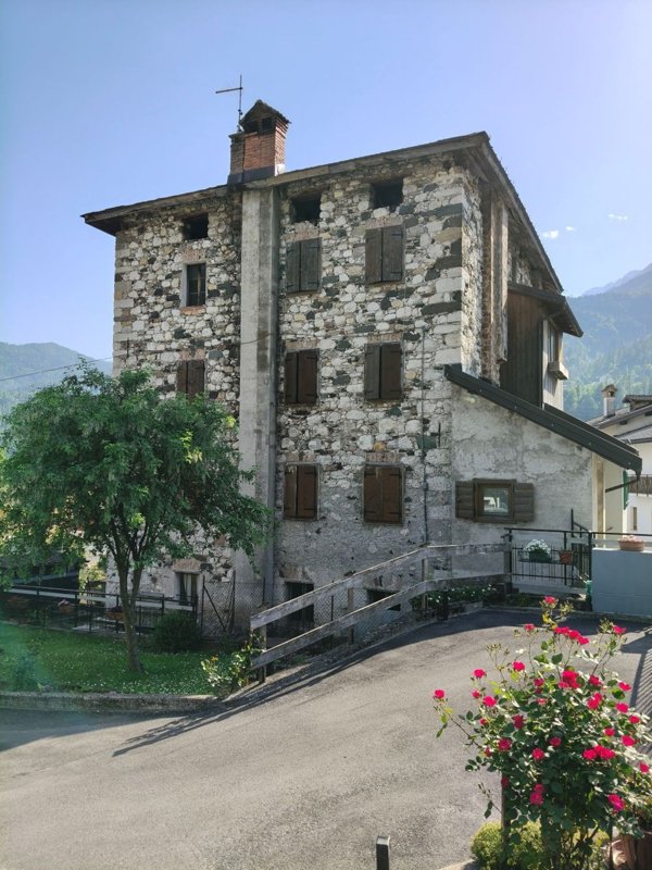 casa indipendente in vendita ad Agordo in zona Toccol