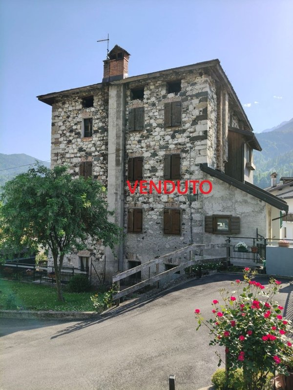 casa indipendente in vendita ad Agordo in zona Toccol