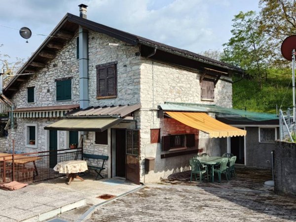 casa indipendente in vendita ad Arsiè in zona Rocca