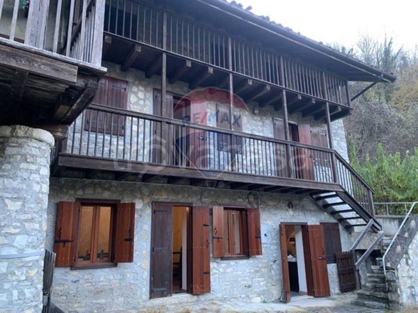 casa indipendente in vendita ad Arsiè in zona Rocca