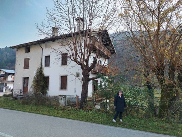 casa indipendente in vendita ad Arsiè in zona Fastro