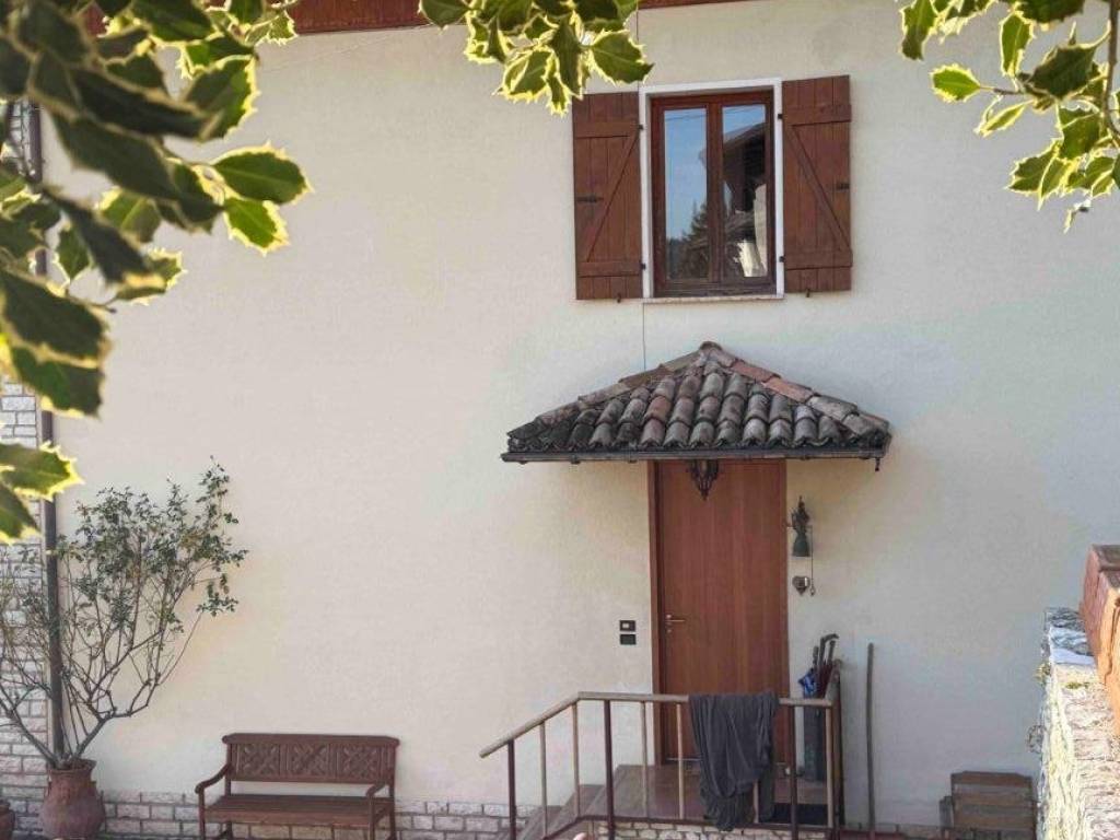 casa indipendente in vendita ad Arsiè in zona Rivai